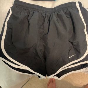 Nike women’s tempo short